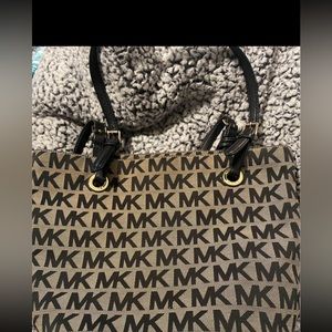 Michael Kors purse tan with emblem